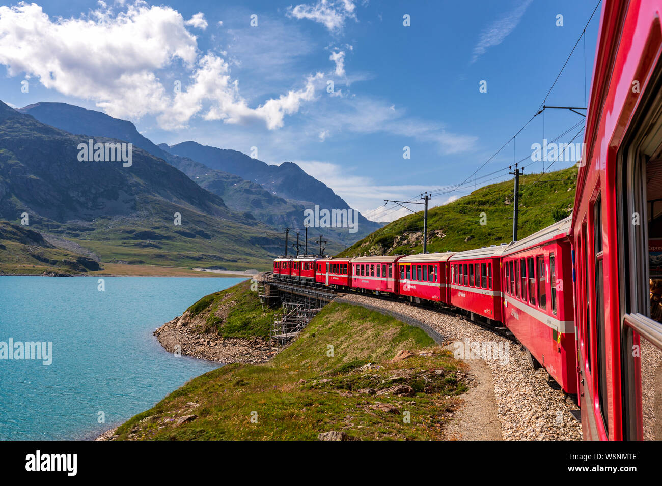 Ferrovia Retica, Bernina Express al Lago Bianco lago, del Bernina, Pontresina, nel Canton Grigioni, Svizzera Foto Stock