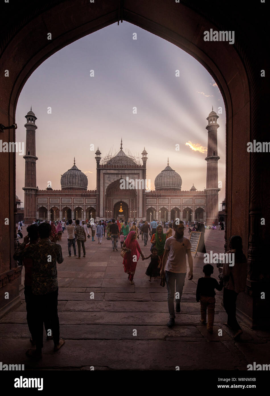 Ingresso alla Jama Masjid (Moschea del Venerdì) al tramonto, la Vecchia Delhi, Delhi, India Foto Stock