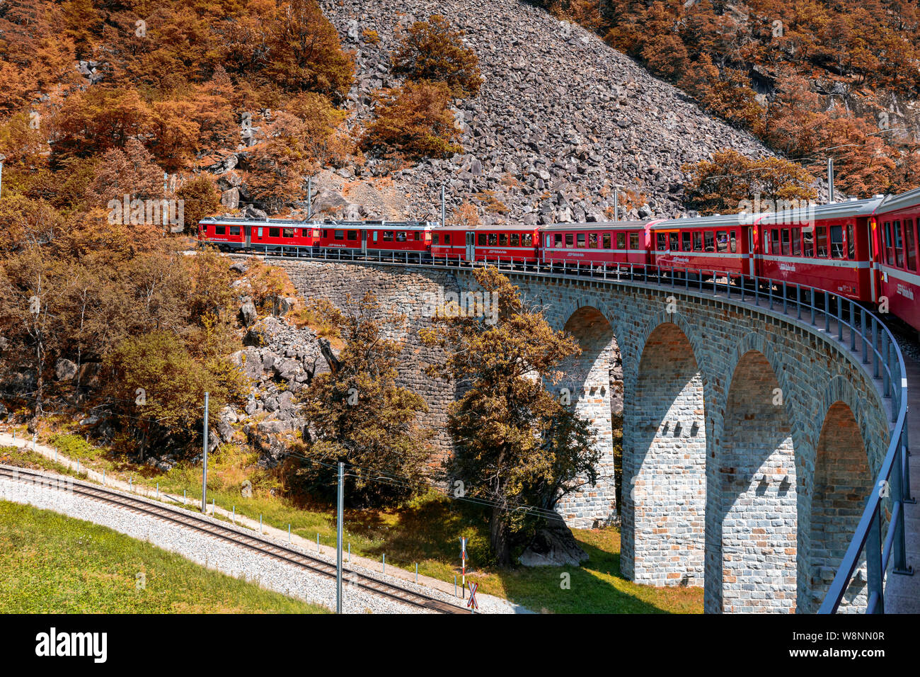 Il viadotto circolare di Brusio, Ferrovia Retica, Bernina Express, Brusio del Cantone dei Grigioni, Svizzera Foto Stock