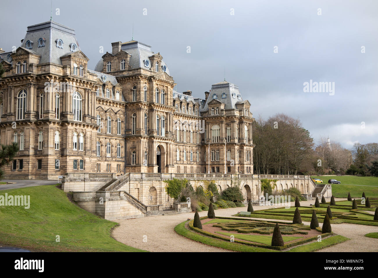 Il Bowes Museum un gran stile francese edificio con giardini paesaggistici, a Barnard Castle una città mercato Teesdale, County Durham, Inghilterra Foto Stock