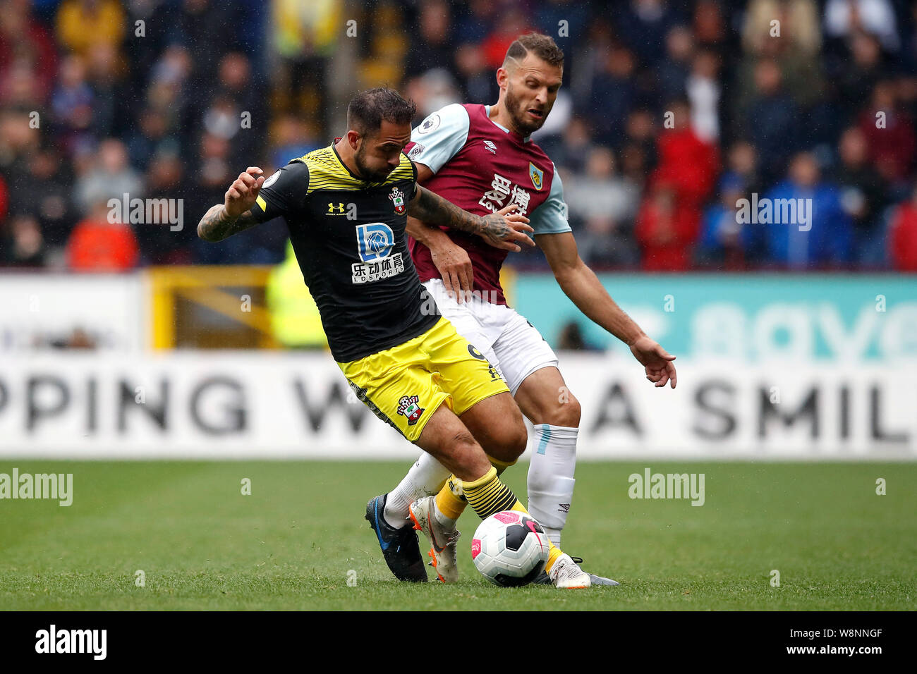 Southampton's Danny rali (sinistra) e Burnley's Erik Pieters battaglia per la palla durante il match di Premier League a Turf Moor, Burnley. Foto Stock