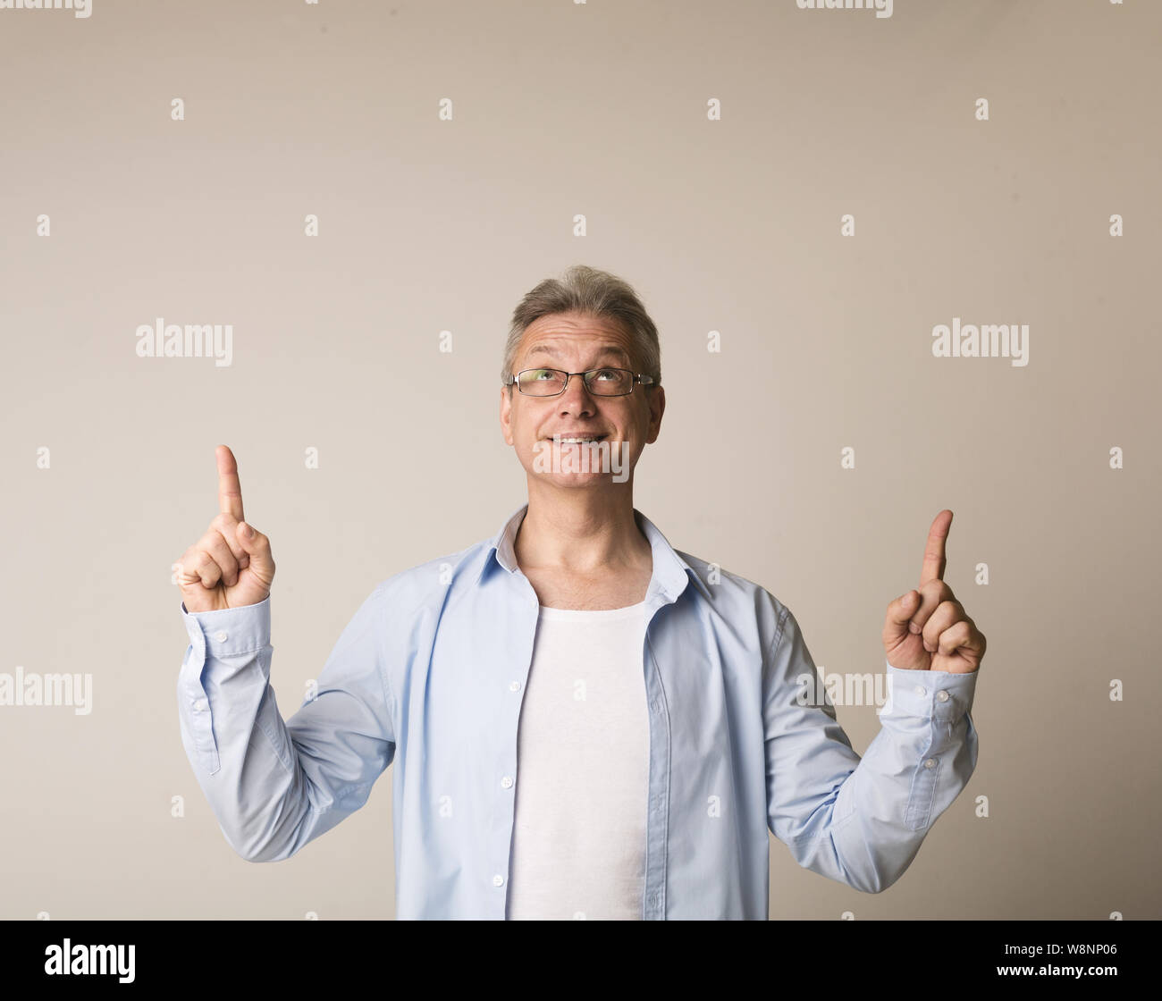 Felice uomo maturo rivolta verso l'alto a spazio di copia Foto Stock