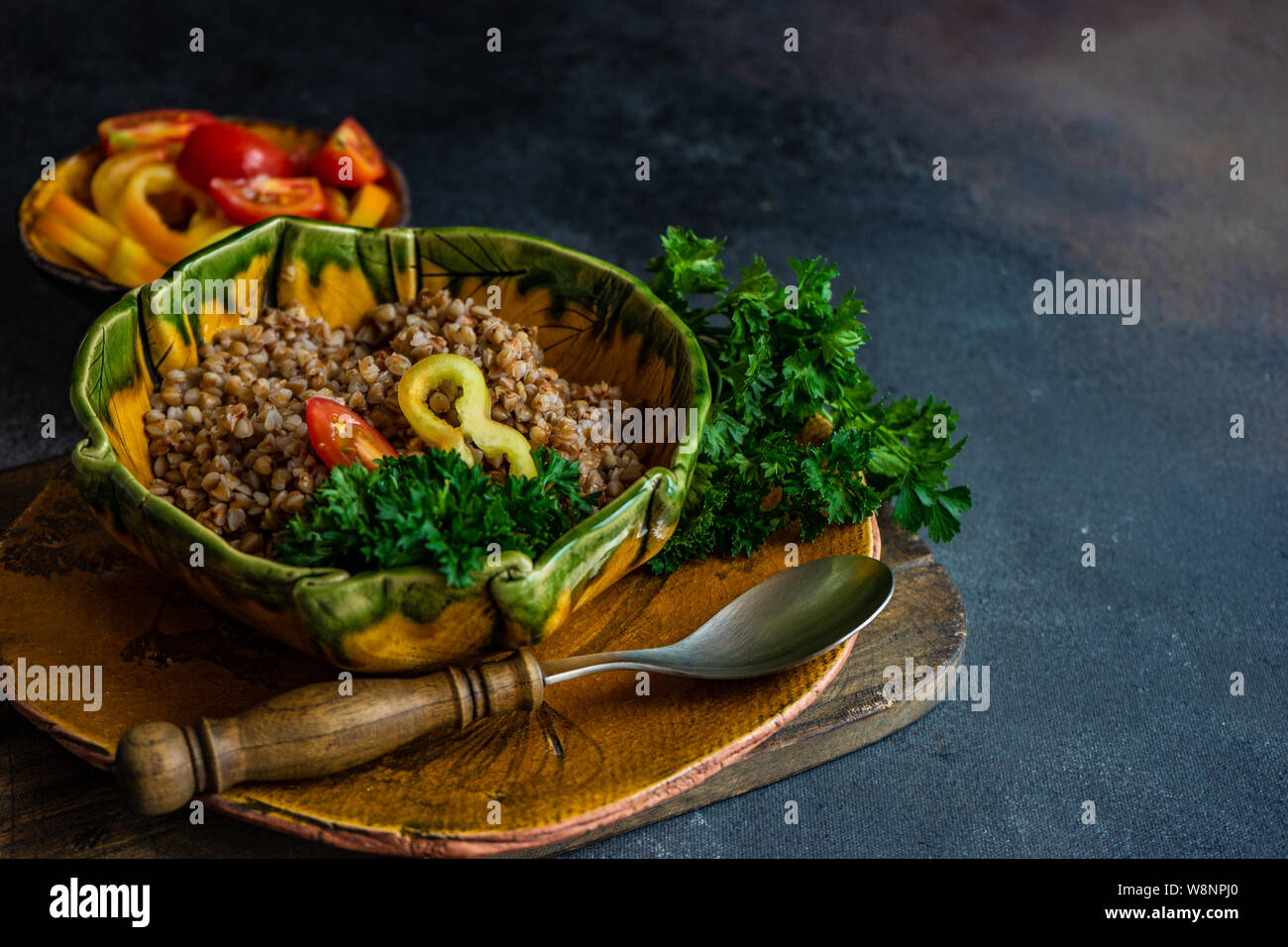 Dieta cheto concetto con bolliti di semi di grano saraceno e verdure in una ciotola rustico in pietra con sfondo copyspace Foto Stock