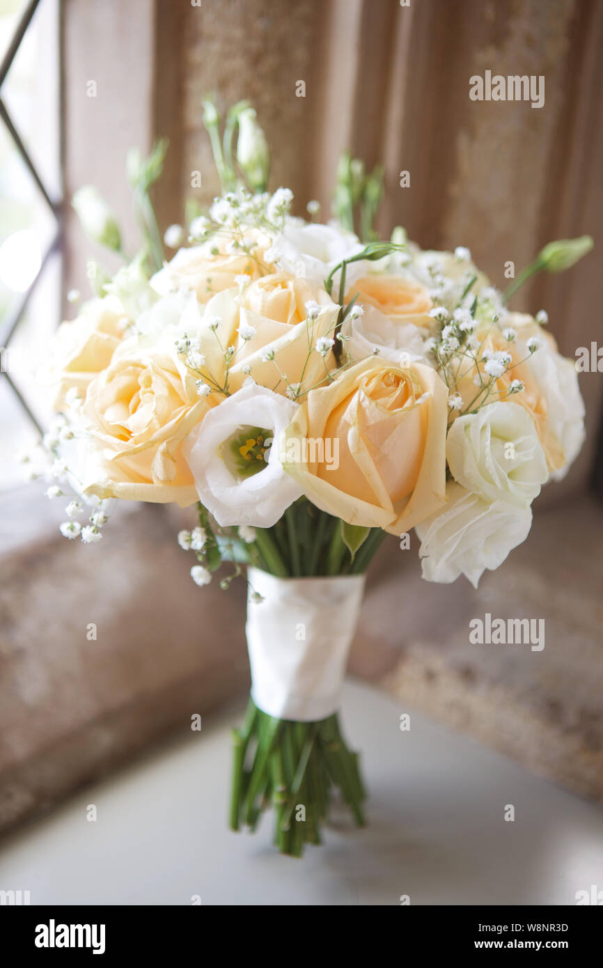 Legati a mano Bouquet nozze in bianco e pesca Foto stock - Alamy