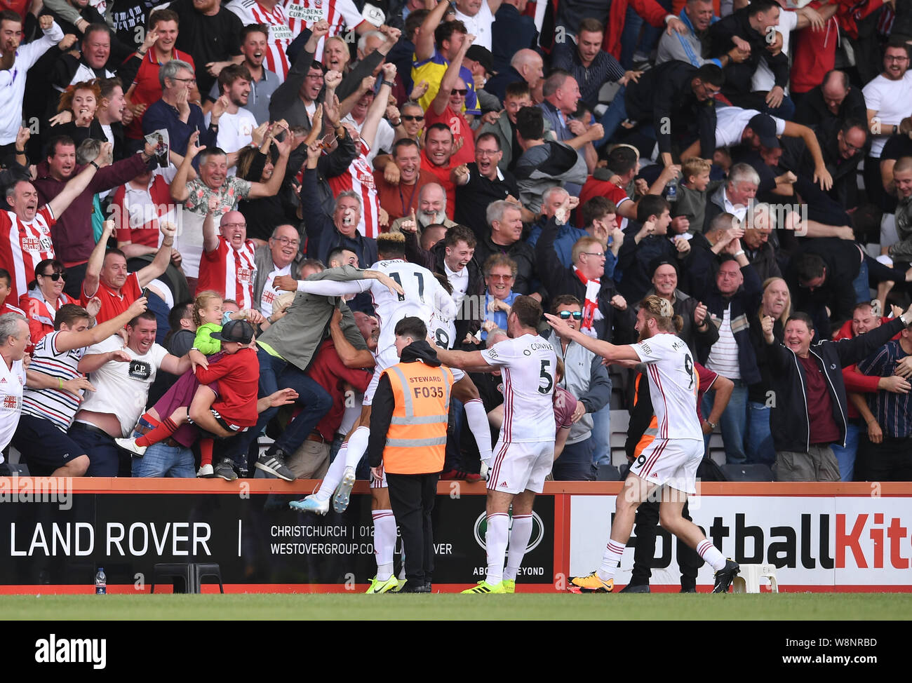 Bournemouth Dorset, Regno Unito. 10 Agosto, 2019. English Premier League Football, Bournemouth versus Sheffield Regno; Billy Sharp e Sheffield i compagni di team festeggia il suo obiettivo con i loro fan in 87th minuto 1-1 - rigorosamente solo uso editoriale. Nessun uso non autorizzato di audio, video, dati, calendari, club/campionato loghi o 'live' servizi. Online in corrispondenza uso limitato a 120 immagini, nessun video emulazione. Nessun uso in scommesse, giochi o un singolo giocatore/club/league pubblicazioni Credit: Azione Plus immagini di sport/Alamy Live News Foto Stock