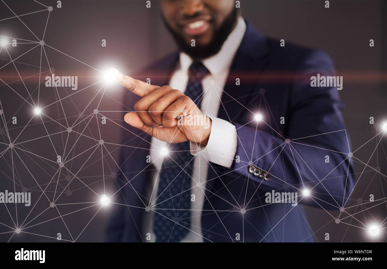 Uomo di toccare le connessioni di rete al punto di fulmini Foto Stock