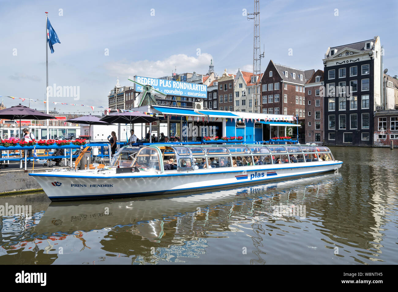 Amsterdam canal boat Prins Hendrik di Rederij Plas presso il molo vicino alla stazione centrale. Foto Stock