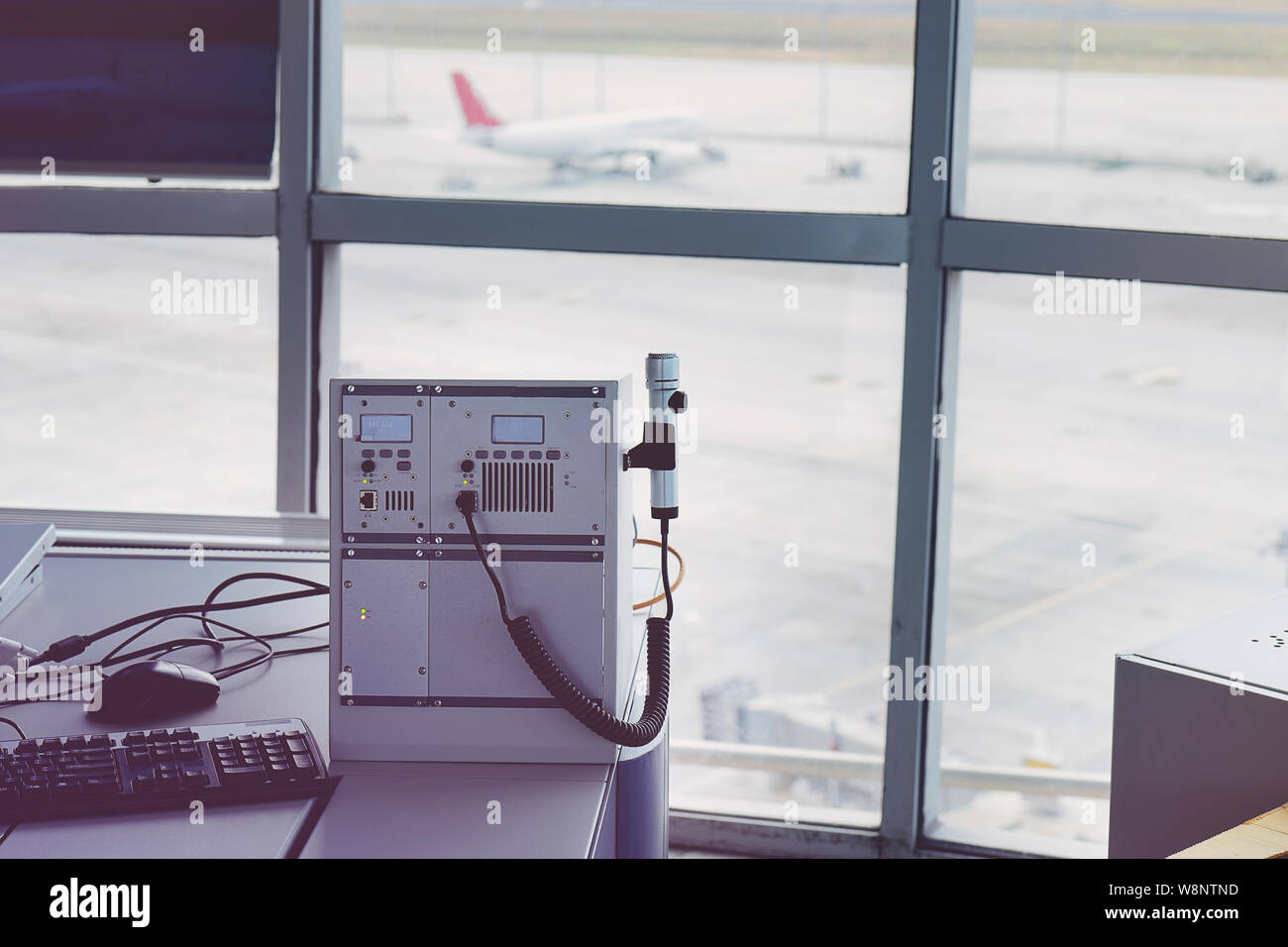 Controllore di volo lavorando nel volo della torre di controllo. Foto Stock