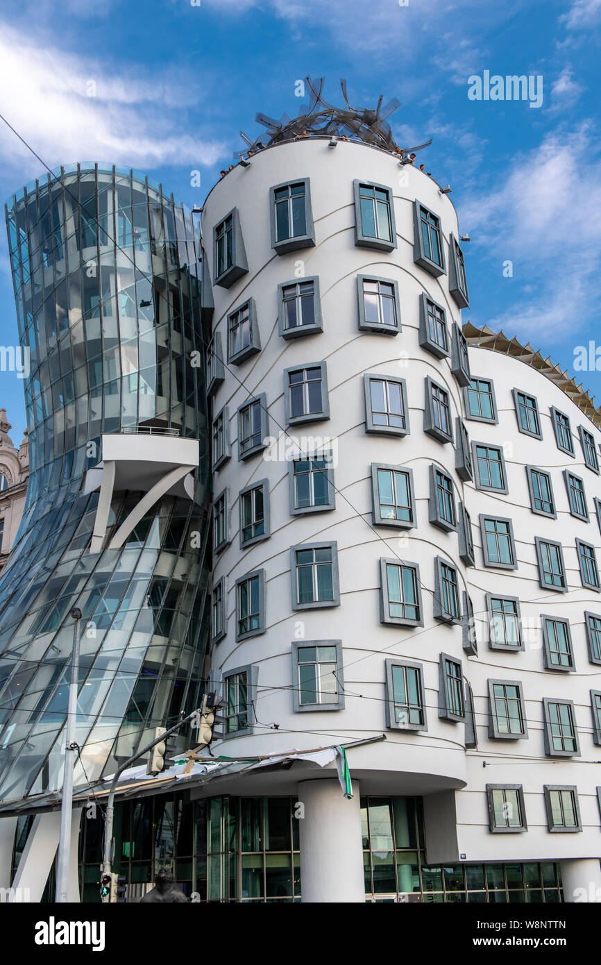 La Casa Danzante a Praga, nella Repubblica Ceca è stato progettato da Vlado Milunic e Frank Gehry Foto Stock