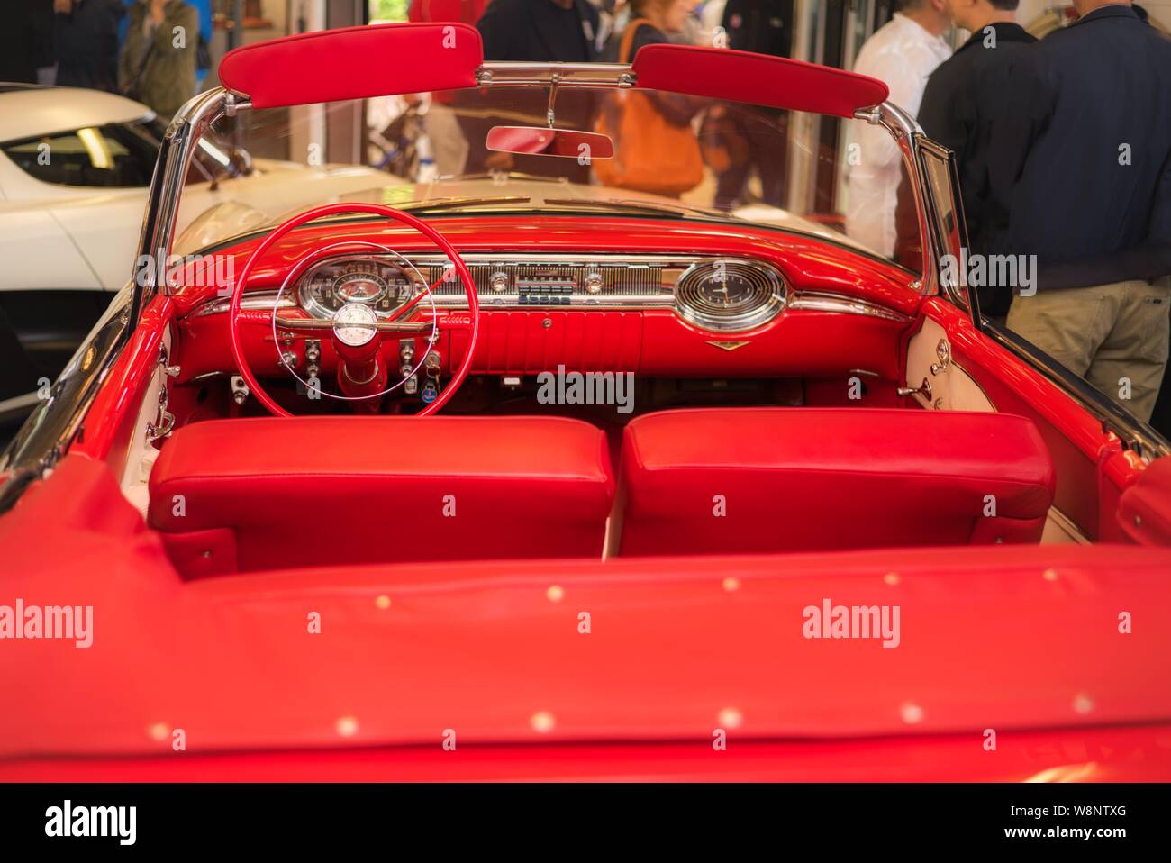 Auto rossa interno in corrispondenza di una vettura privata museo ad un car show in scena da Robert e Tanya Lewis al vecchio forno Farm, Churt, Surrey, Regno Unito Foto Stock