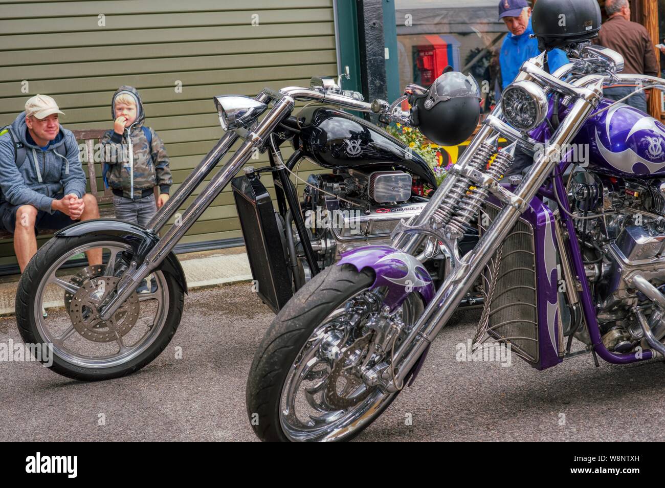 Il trinciapaglia biciclette presso un'auto show in scena da Robert e Tanya Lewis al vecchio forno Farm, Churt, Surrey, Regno Unito Foto Stock