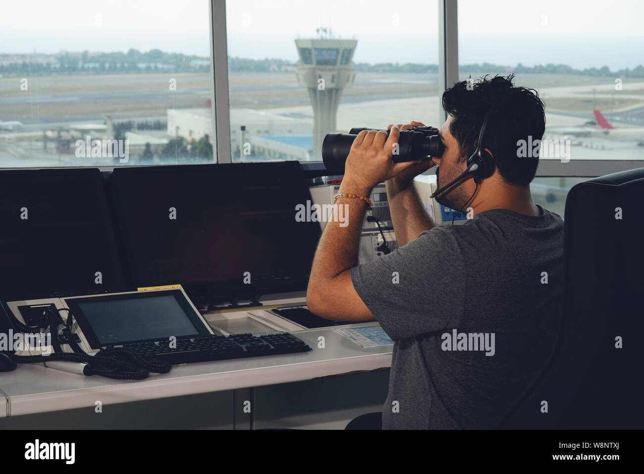 Controllore di volo lavorando nel volo della torre di controllo. Foto Stock