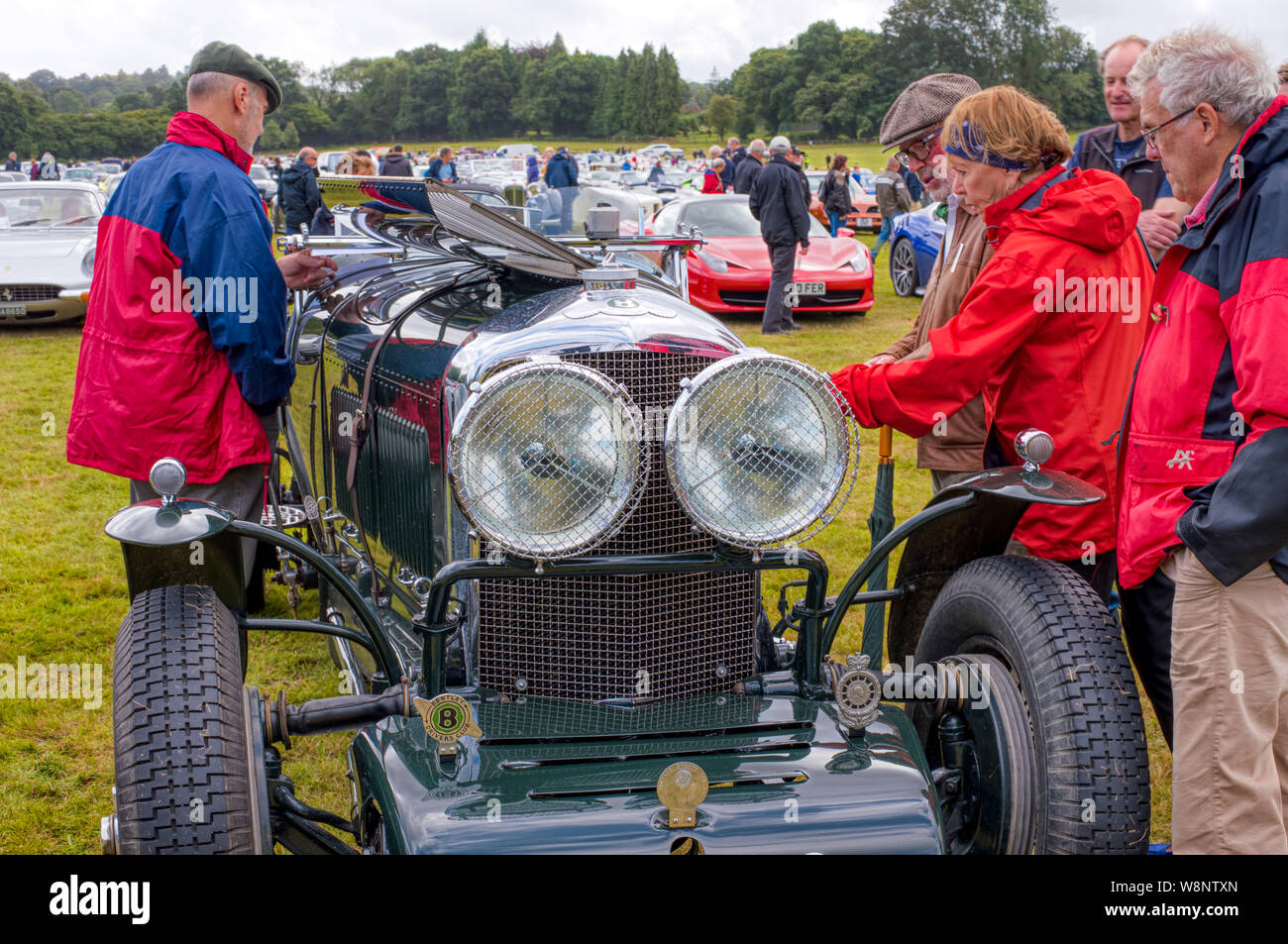 Un classico Bentley attira gli ammiratori a un auto classica mostra allestita da Robert e Tanya Lewis al vecchio forno Farm, Churt, Surrey, Regno Unito Foto Stock