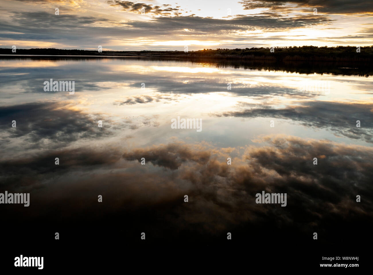 WA17222-00...WASHINGTON - Sunrise a Herman lago nella Columbia National Wildlife Refuge. Foto Stock