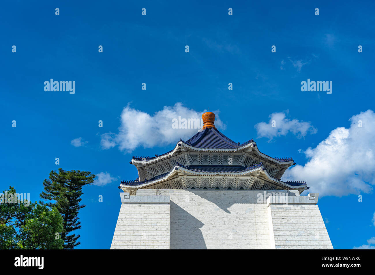 La National Taiwan Democracy Memorial Hall edificio principale con cielo blu chiaro dello sfondo. Taipei, Taiwan. Foto Stock