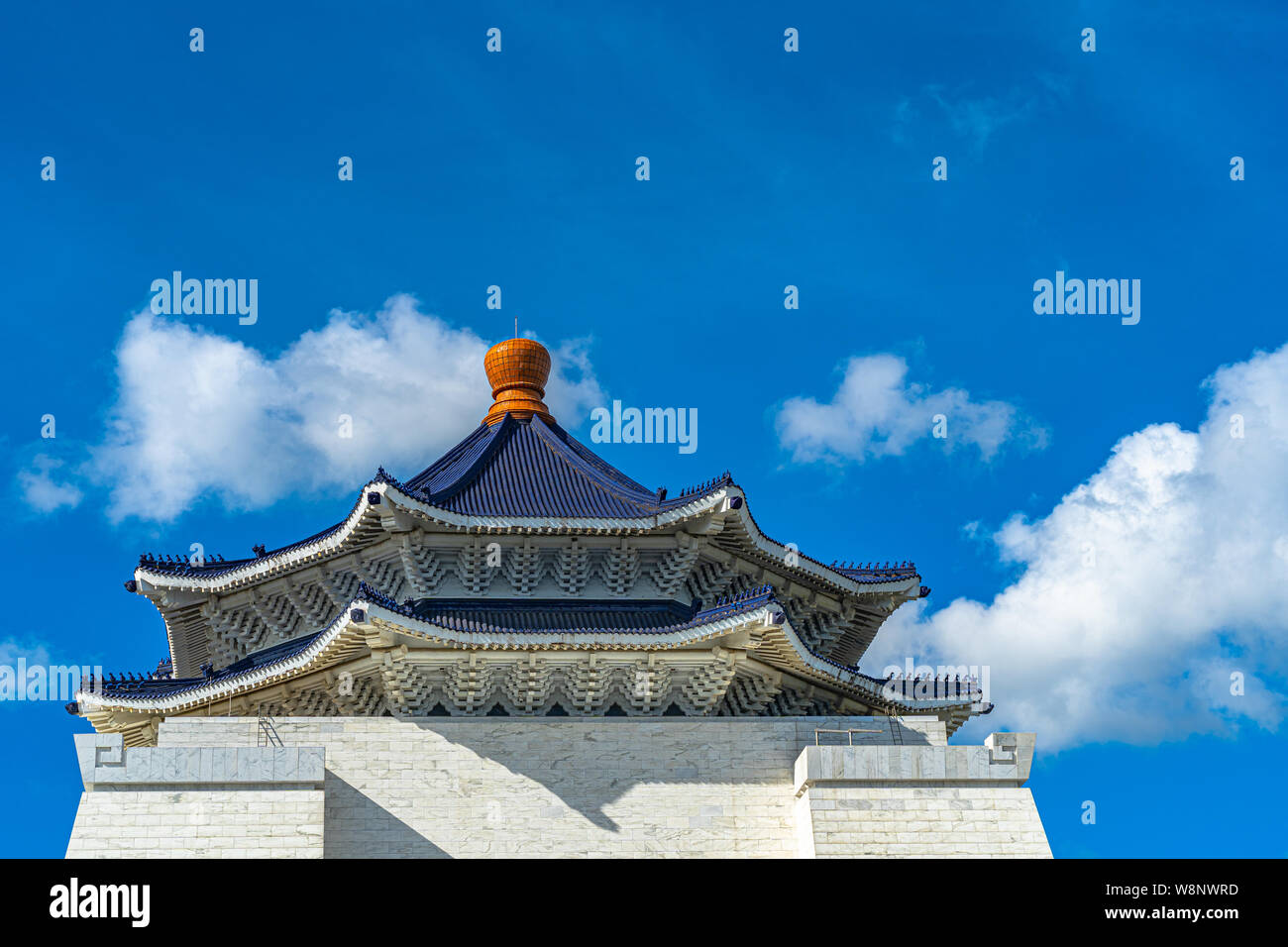 La National Taiwan Democracy Memorial Hall edificio principale con cielo blu chiaro dello sfondo. Taipei, Taiwan. Foto Stock