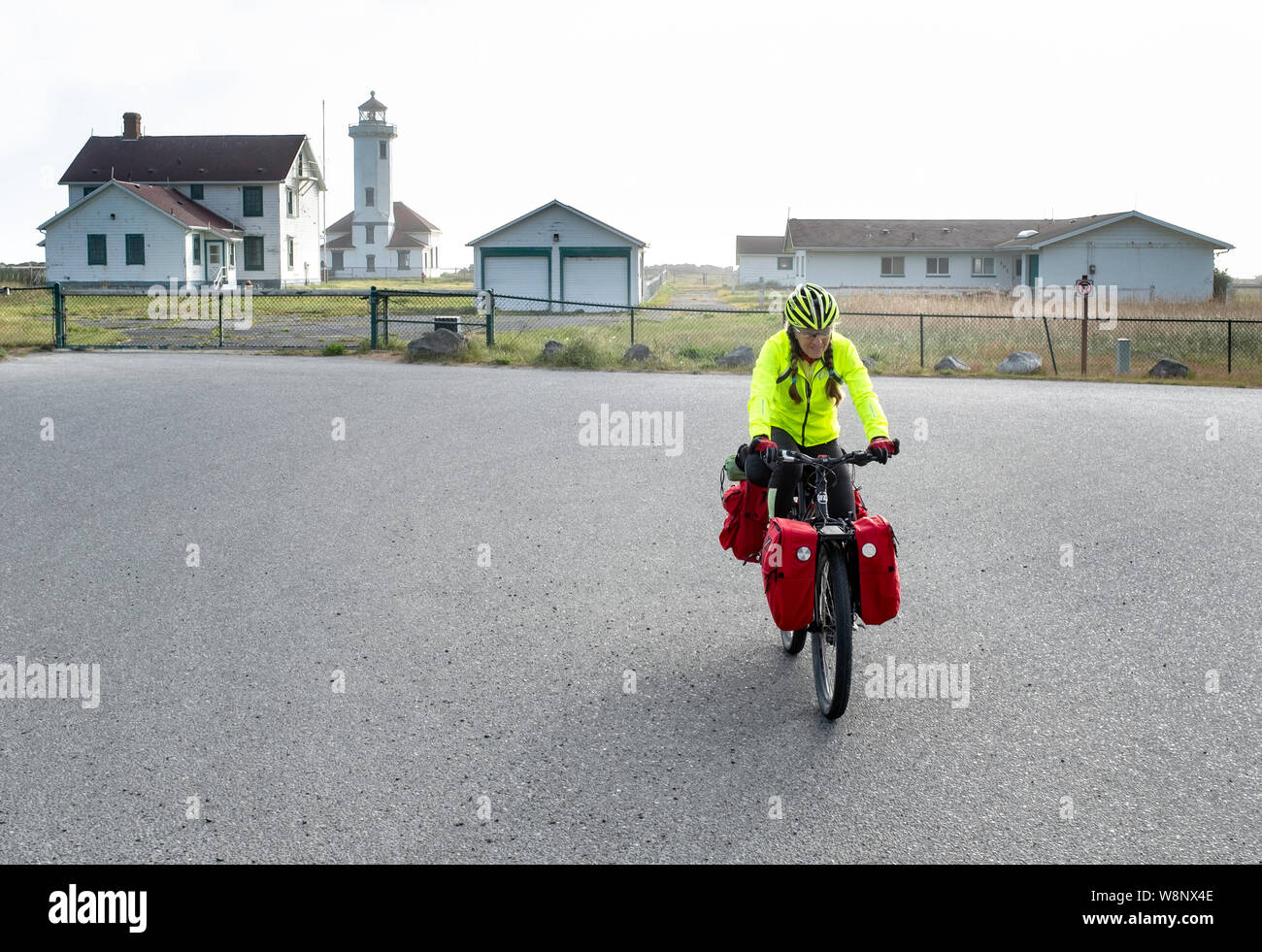WA17286-00...WASHINGTON - bicicletta Vicky turistica la molla al punto Wilson faro in Fort operaio del Parco Statale di Port Townsend. (MR# S1) Foto Stock