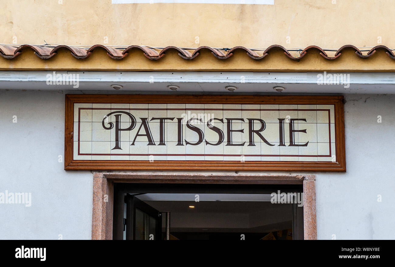 Piastrellate shop segno esterno di una boulangerie e pasticceria, in Calvi, Corsica, Francia Foto Stock