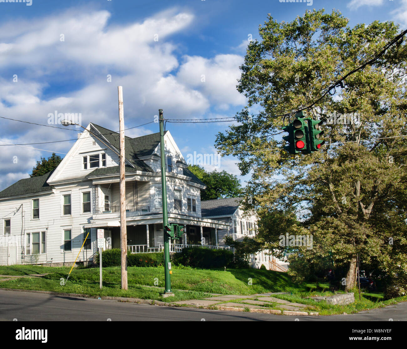 Siracusa landmark capovolto semaforo in Tipperary Hill quartiere di Syracuse, New York Foto Stock