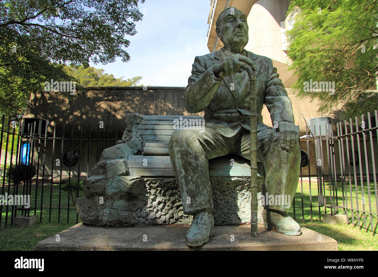 Un monumento a acclamato autore Jorge Luis Borges si erge al di fuori della Biblioteca Nazionale di Buenos Aires, Argentina Foto Stock