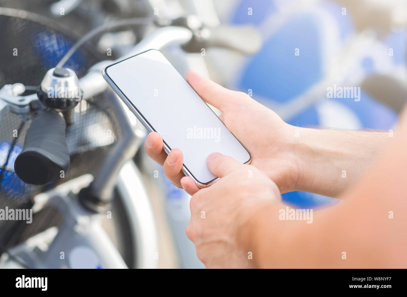 L'uomo utilizza lo smartphone per le transazioni bancarie online noleggio bicicletta Foto Stock