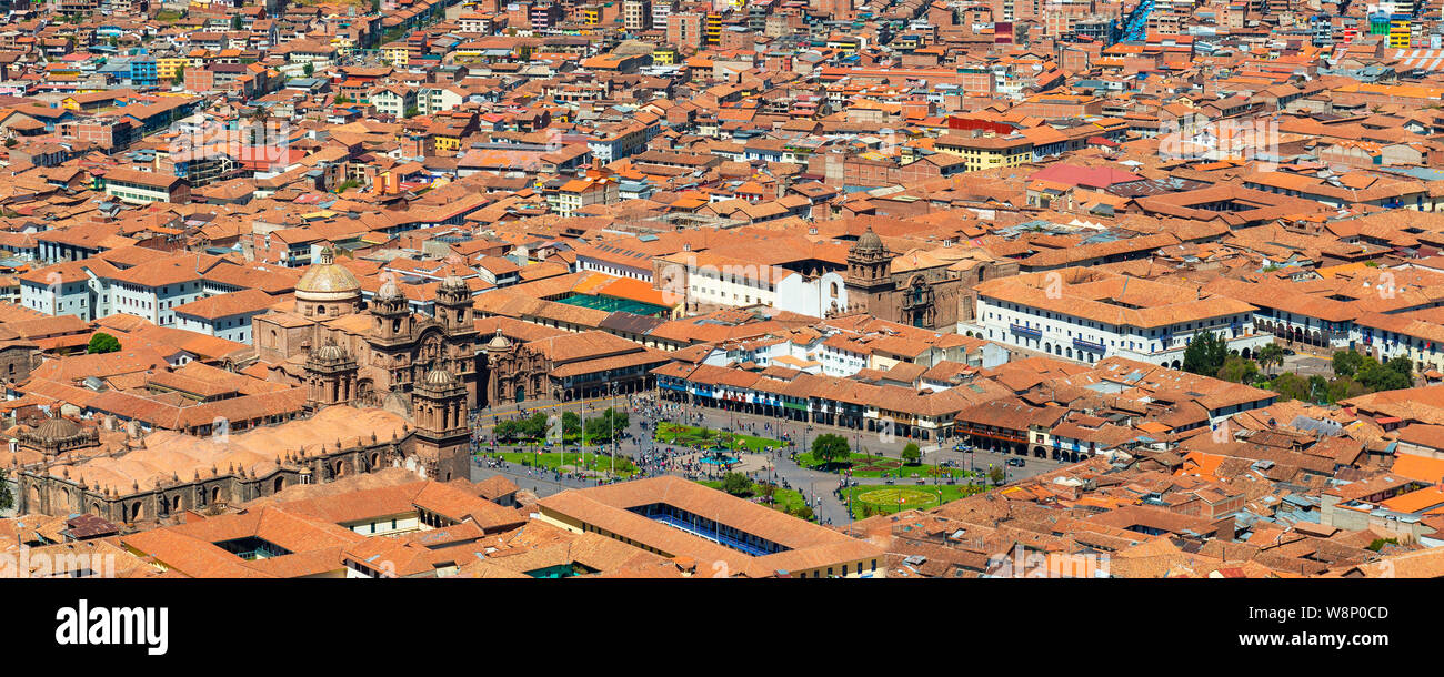 Panoramic Plaza de Armas piazza principale e il centro storico della città di Cusco, Perù. Foto Stock