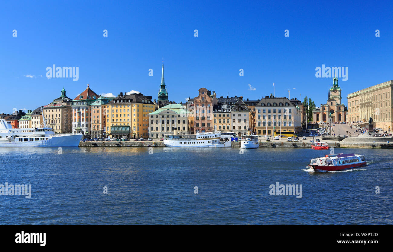 Scenic vista panoramica della città vecchia di Stoccolma (Gamla Stan) con una nave passeggeri navigano sul primo piano, Svezia Foto Stock