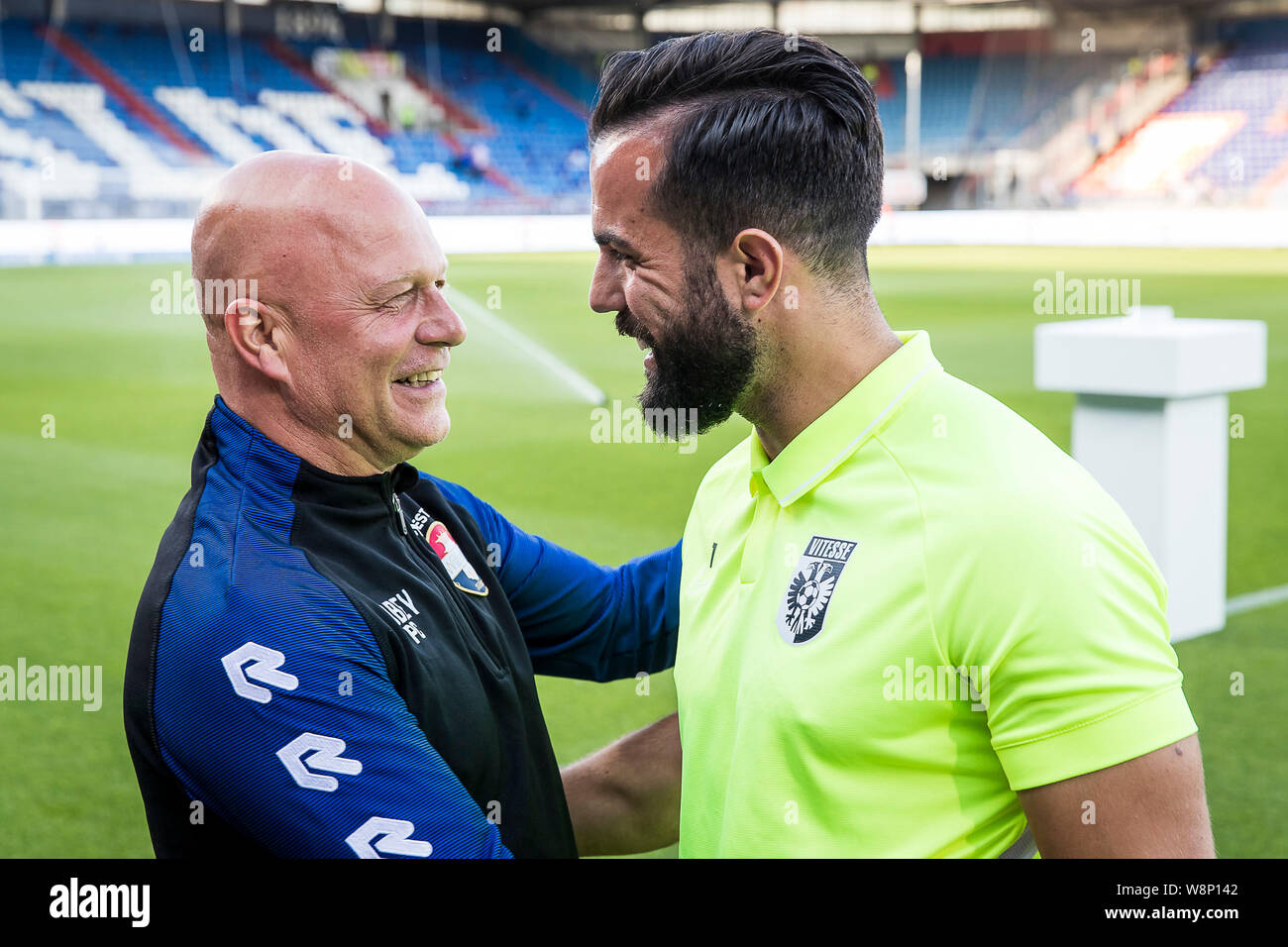 Tilburg, Paesi Bassi. 10 Ago, 2019. TILBURG - 10-08-2019, Koning Willem II stadion calcio olandese, Eredivisie stagione 2019-2020. Paolo Coehorst, Vitesse keeper Kostas Lamprou incontro nuovamente durante la partita Willem II - Vitesse. Credito: Pro scatti/Alamy Live News Foto Stock