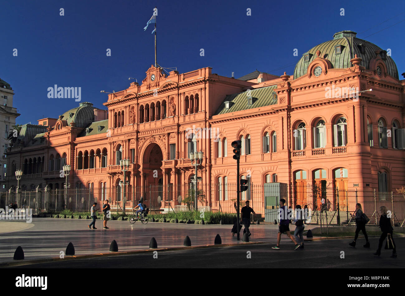 Situato sulla Plaza de Mayo, il palazzo presidenziale, conosciuta come la Casa Rosada, è forse il più ben noto icona di Buenos Aires Foto Stock