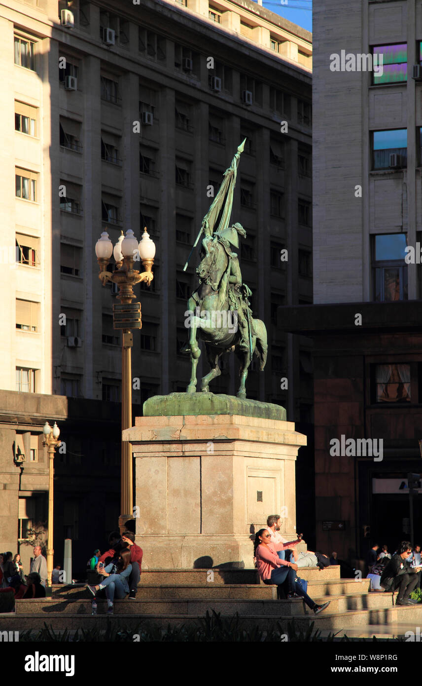 Un monumento in onore del generale Manuel Belgrano è uno dei punti di riferimento centrali sulla Plaza de Mayo a Buenos Aires, Argentina Foto Stock