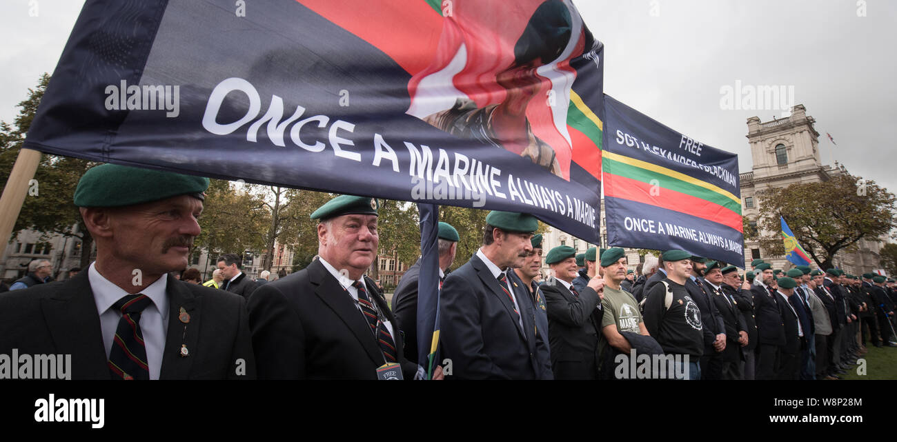 La piazza del Parlamento, Londra, Regno Unito. 28 ottobre, 2015. Centinaia di sostenitori si riuniscono in piazza del Parlamento a Londra a chiedere giustizia per i Royal Marines Serg Foto Stock
