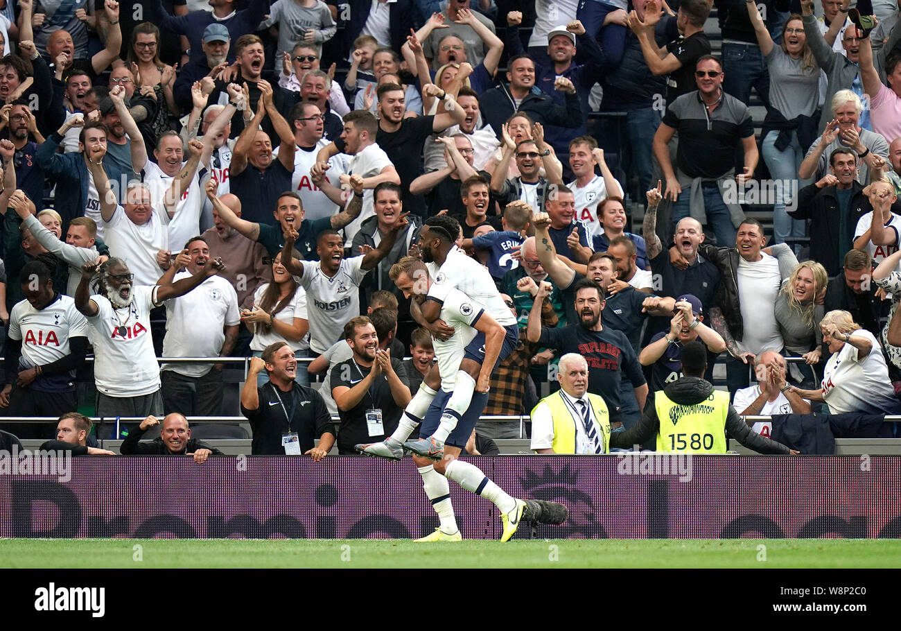 Tottenham Hotspur Harry Kane (sinistra) punteggio celebra il suo lato il secondo obiettivo del gioco con compagni di squadra durante il match di Premier League a Tottenham Hotspur Stadium, Londra. Foto Stock