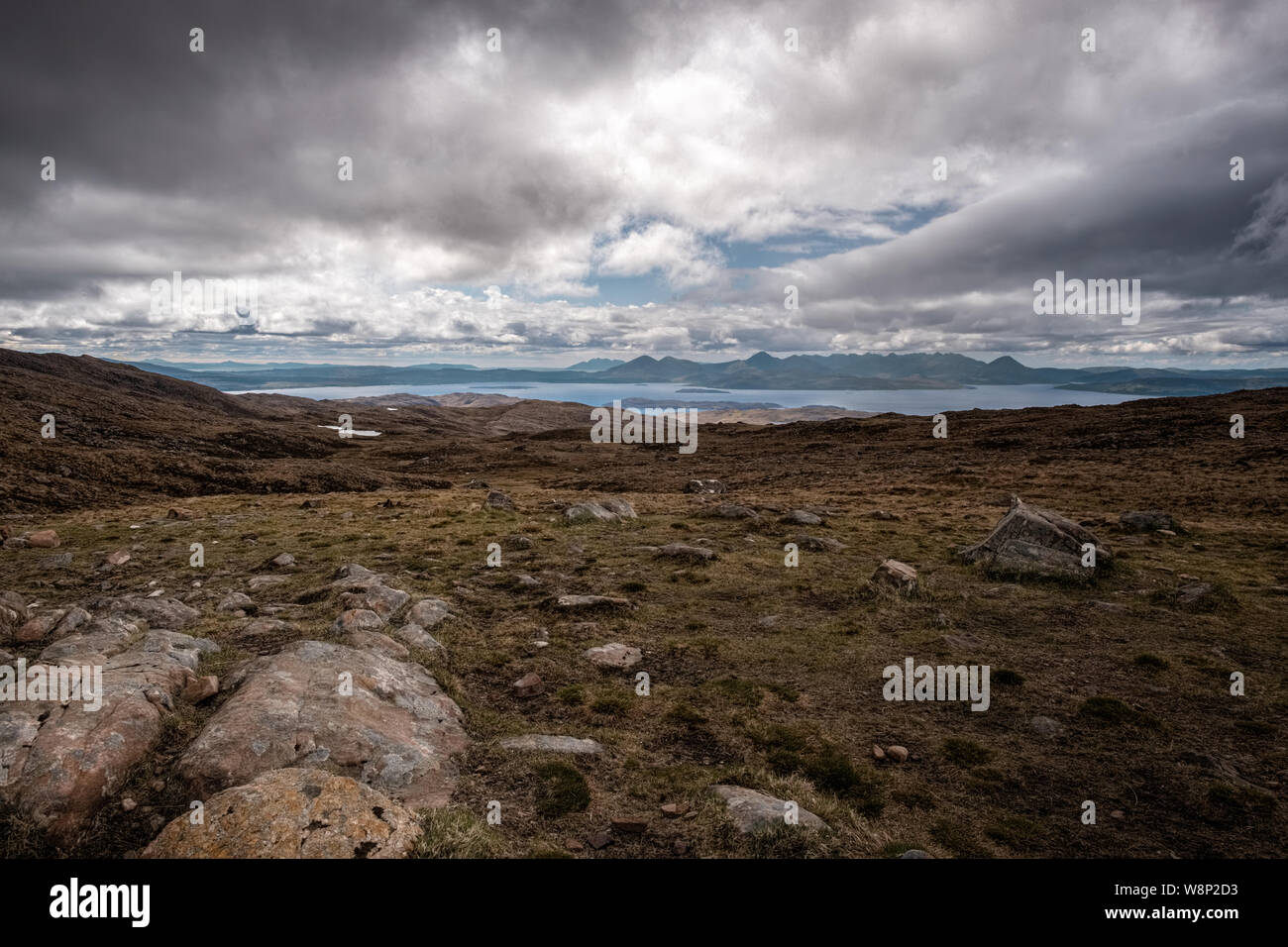Vista attraverso il suono interno di Raasay verso l'Isola di Skye da 626 metri a Viewpoint Bealach na Ba in Wester Ross sulla costa occidentale di Scot Foto Stock