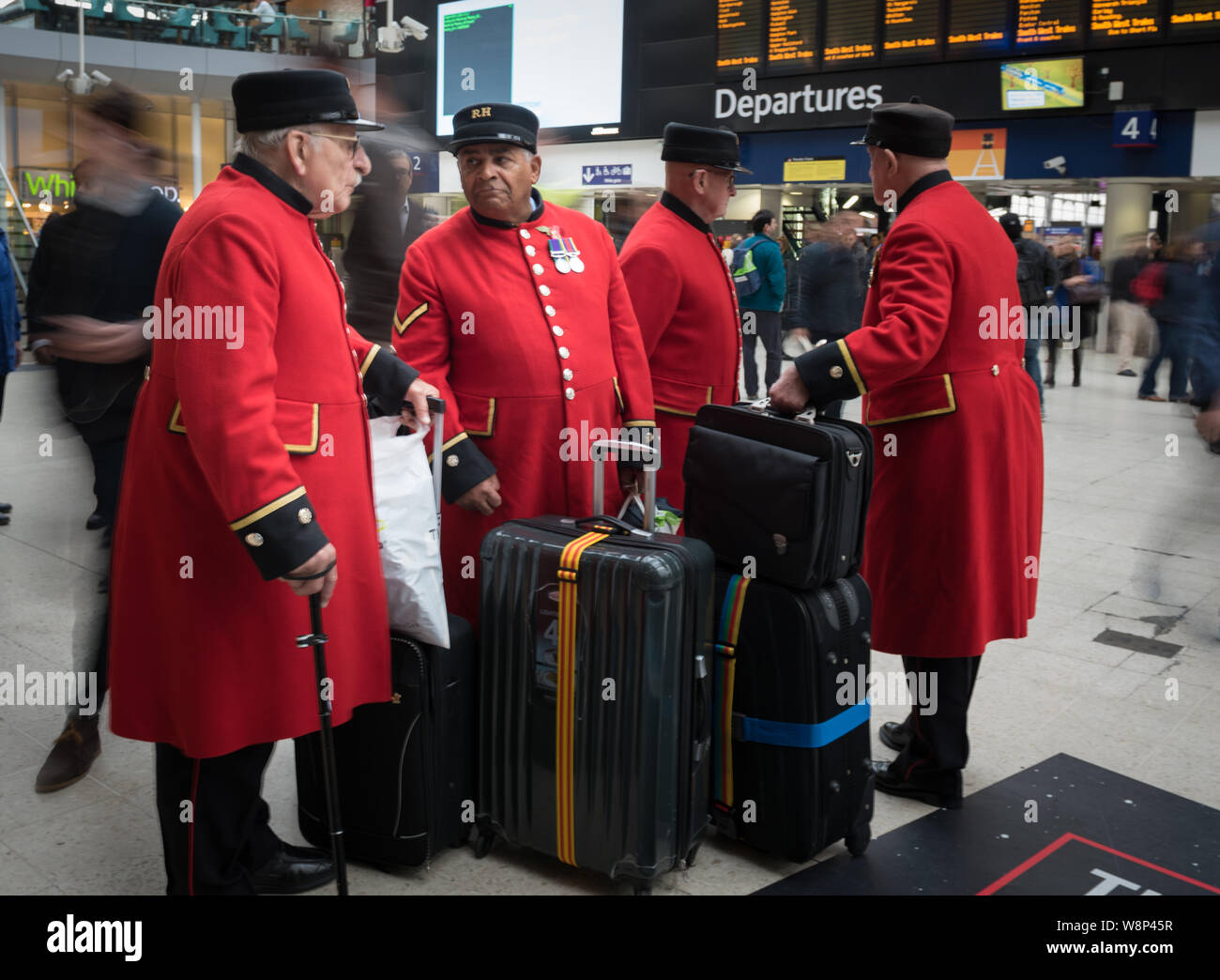 La stazione di Waterloo, Londra, Regno Unito. 28 ottobre, 2015. Quattro Chelsea i pensionati aspettano il loro treno alla Stazione Waterloo di Londra per iniziare il loro viaggio t Foto Stock