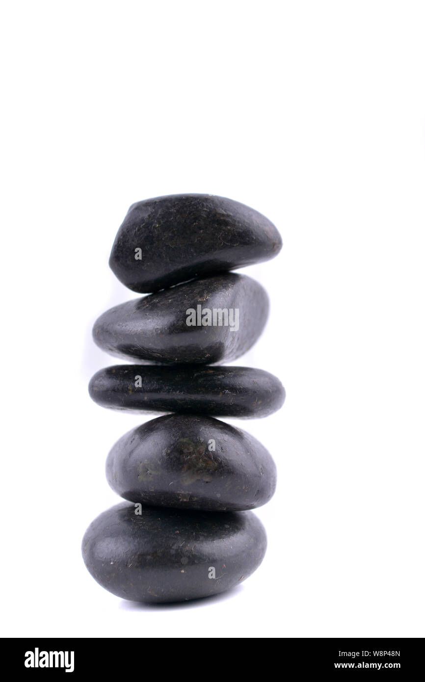 Pietre Zen equilibrio concetto isolato su bianco Foto Stock
