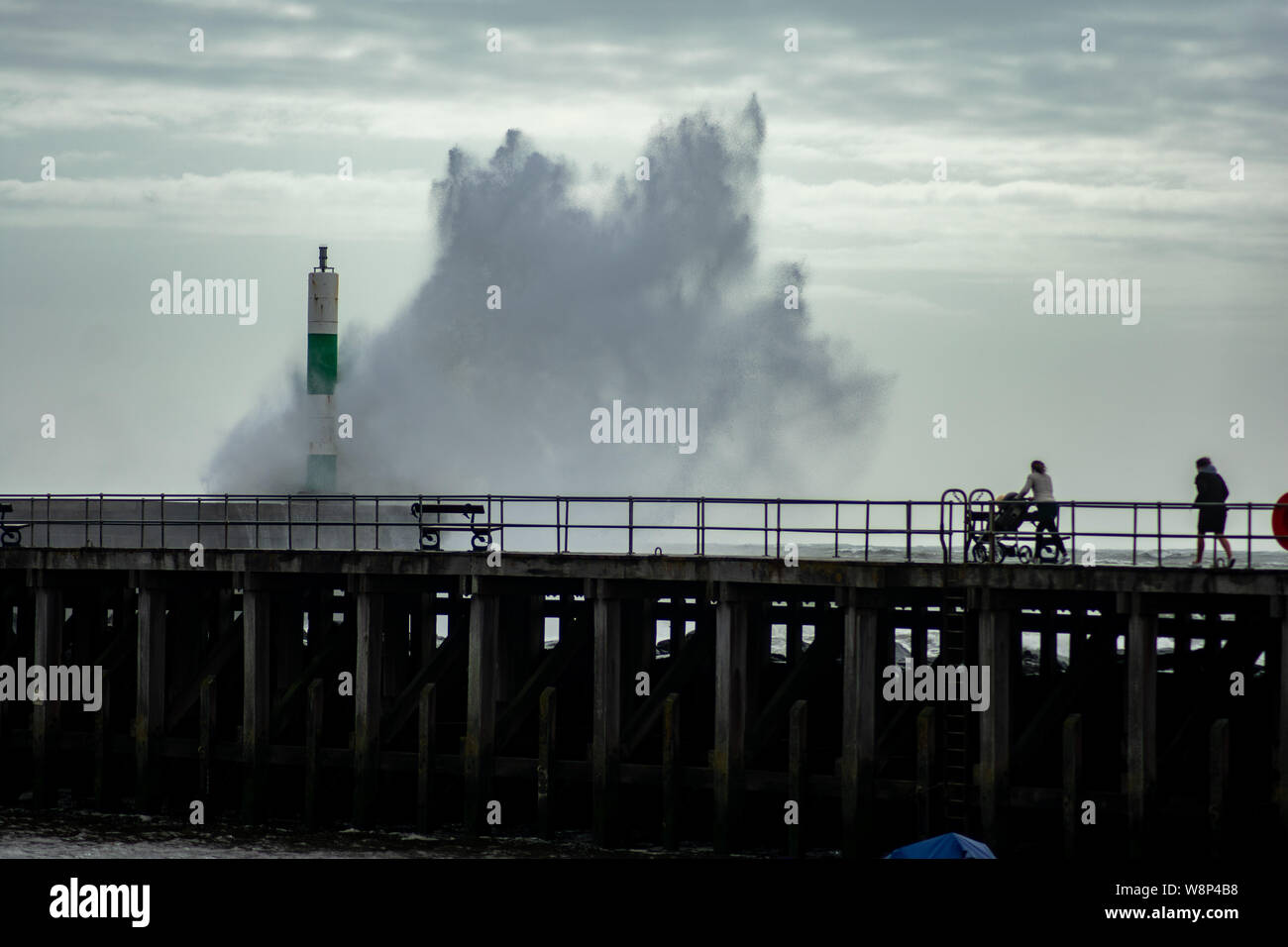 Tempesta crea grandi onde che spezza in Aberystwyth Harbour, il Galles Centrale, ceredigion , Galles. Foto Stock