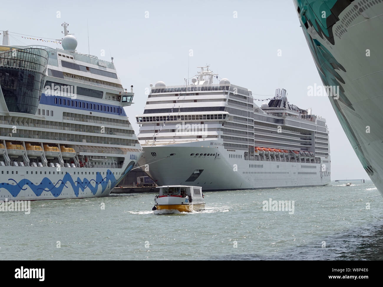 09 giugno 2019, l'Italia, Venedig: navi da crociera sono ancorate nel  terminal crociere Venezia in
