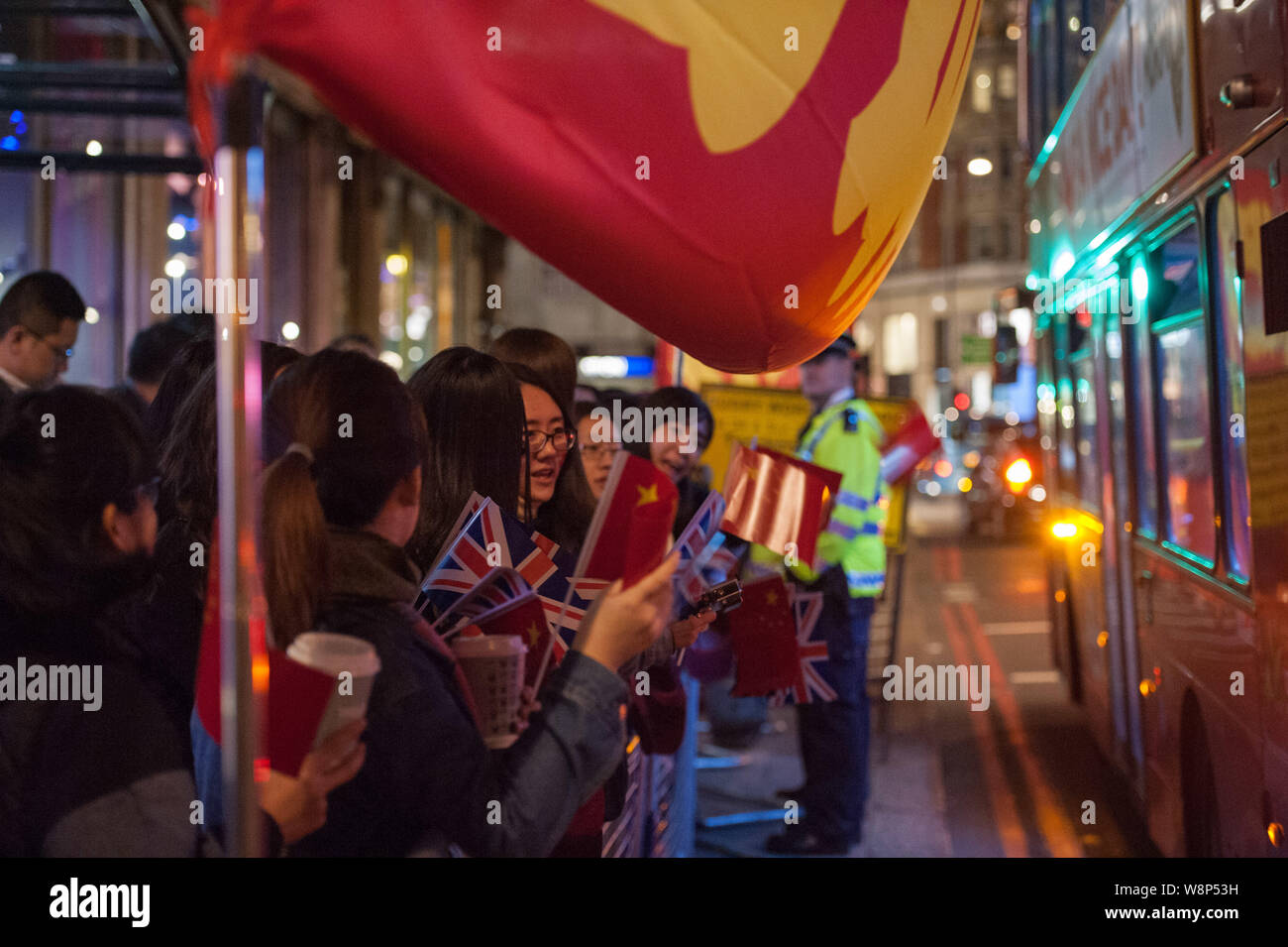 Mandarin Oriental Hyde Park di Londra, Regno Unito. Il 19 ottobre, 2015. Il presidente cinese Xi Jinping insieme con sua moglie Peng Liyuan arrivano al Mandarin o Foto Stock