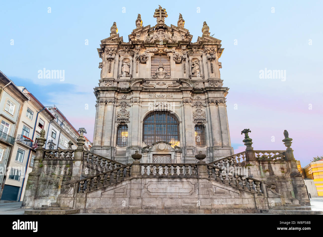 Vista della bella chiesa barocca di Clerigos (Igreja dos Clerigos, in portoghese) e iconica Torre Clerigos, uno dei punti di riferimento e i simboli di O Foto Stock