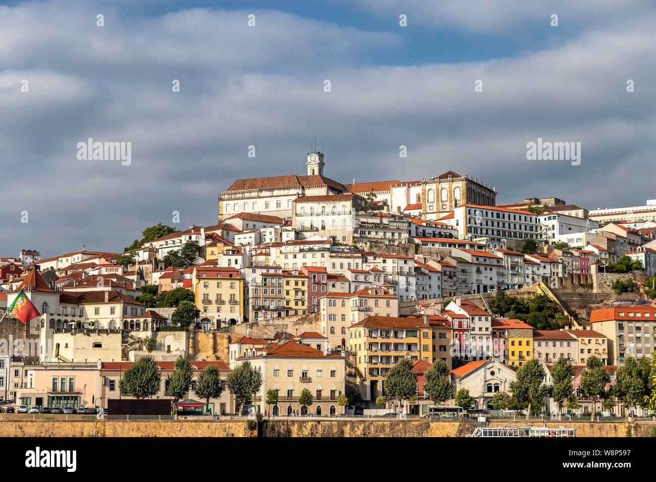 Vecchia città di Coimbra, Portogallo in un bel giorno di estate Foto Stock