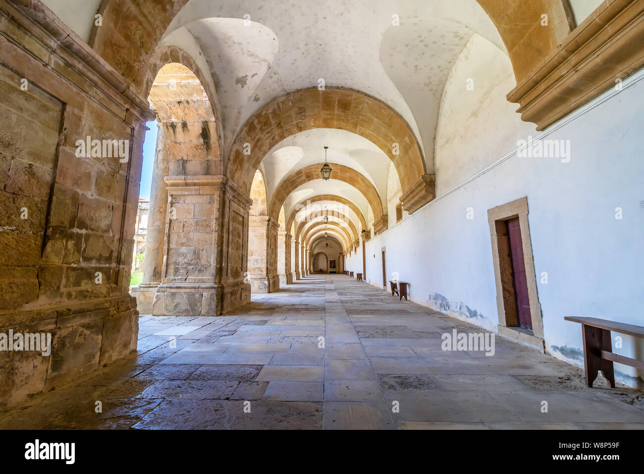Coimbra, Portogallo, luglio 18, 2019: il chiostro in stile manierista colonnato manuelina nel chiostro del Monastero di Santa Clara a Nova (Santa Chiara Mona Foto Stock
