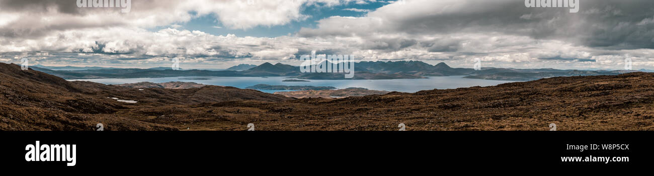 Vista panoramica attraverso il suono interno di Raasay verso l'Isola di Skye da 626 metri a Viewpoint Bealach na Ba in Wester Ross sulla west coa Foto Stock