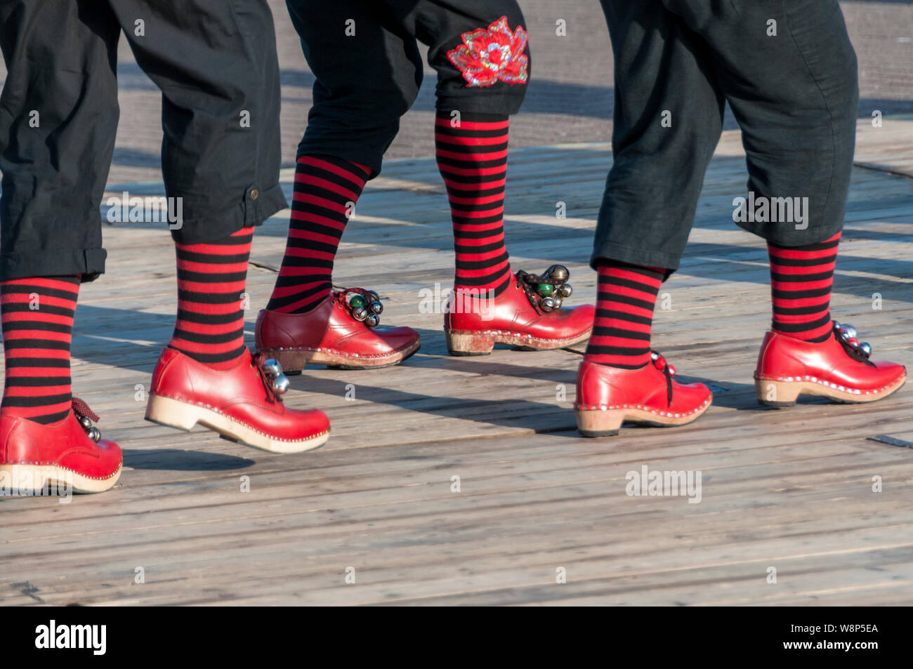 Broadstairs, Kent, Regno Unito. Il 10 agosto 2019. I piedi del Annie mazione intasare Morris Dancing gruppo all'inizio di Broadstairs Folk Week 2019. UrbanImages-News/Alamy Foto Stock