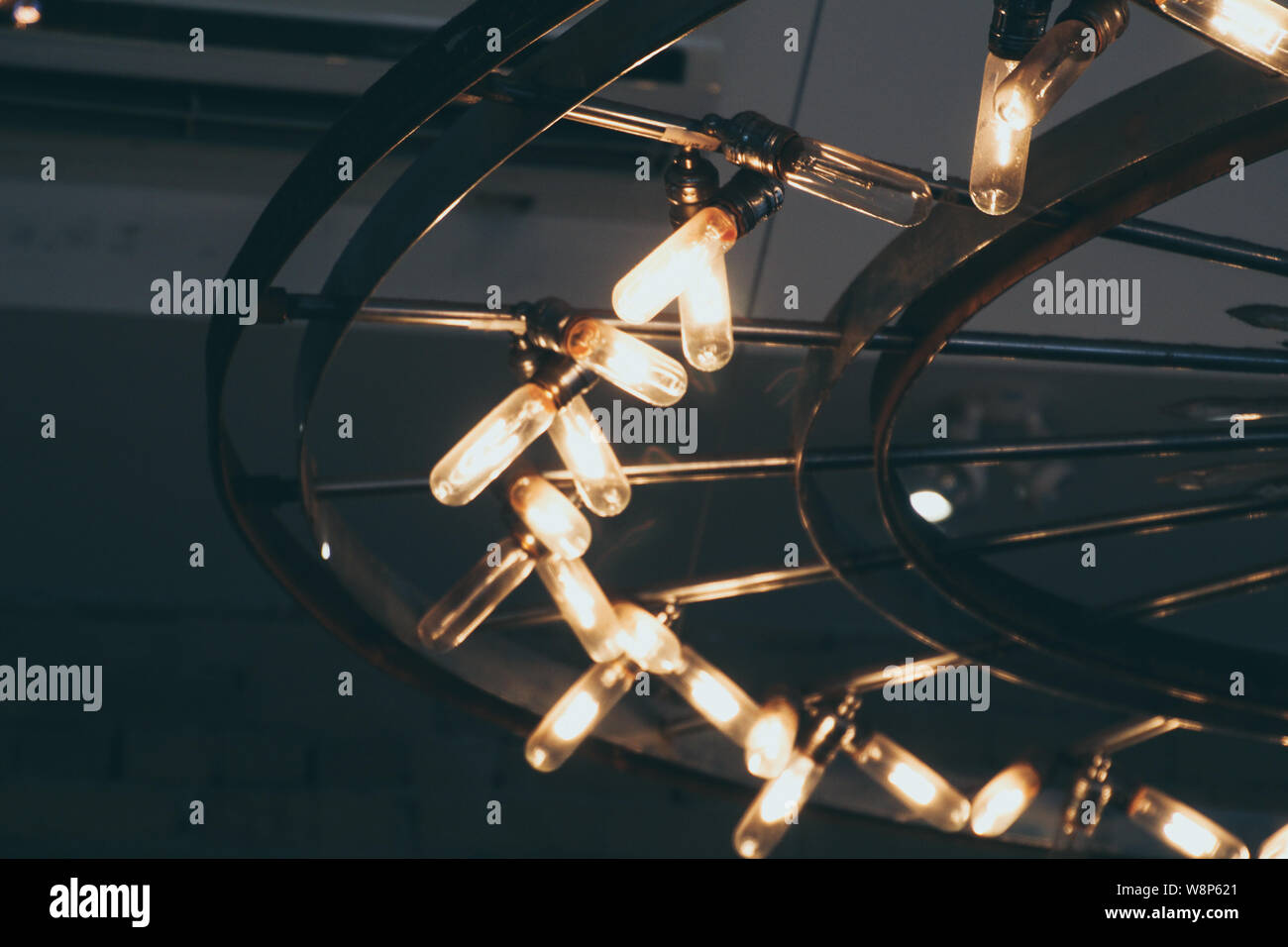 Primo piano di una stile vintage lampadario a led con riflessioni a specchio nel centro cittadino di Toronto Foto Stock