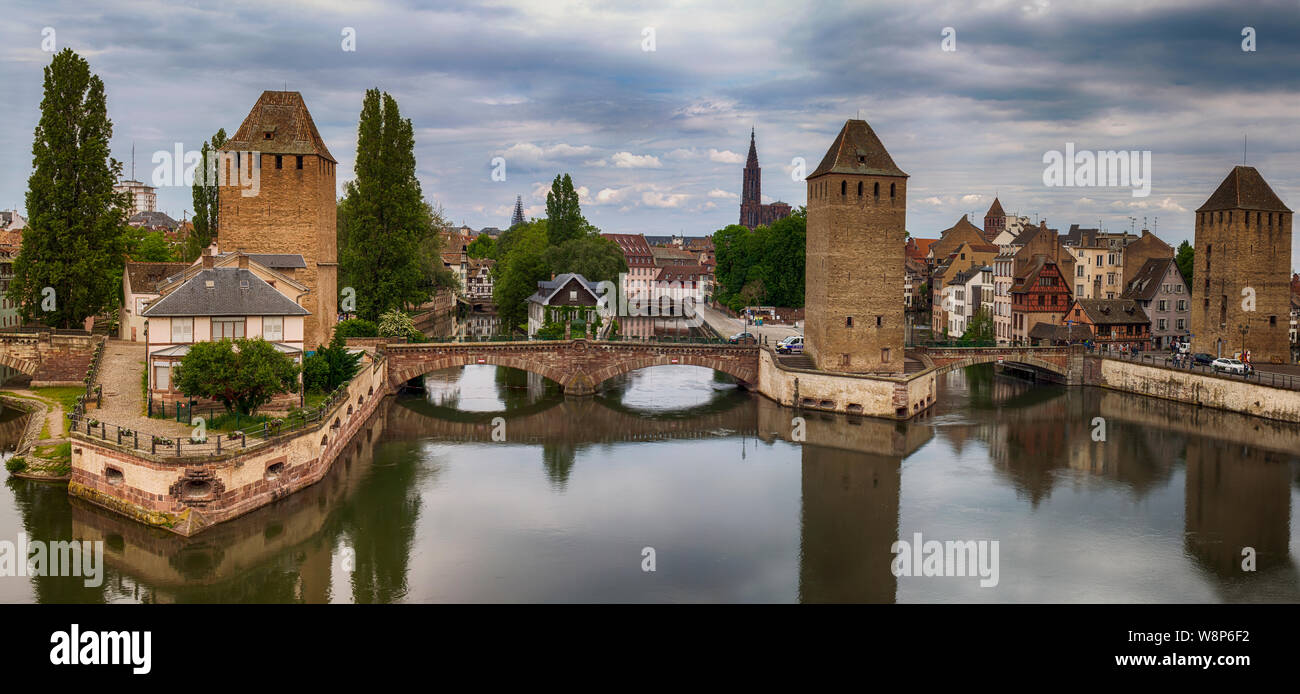 Strasburgo, Francia 30 Maggio 2019 : le torri gemelle del Ponts Couverts Foto Stock