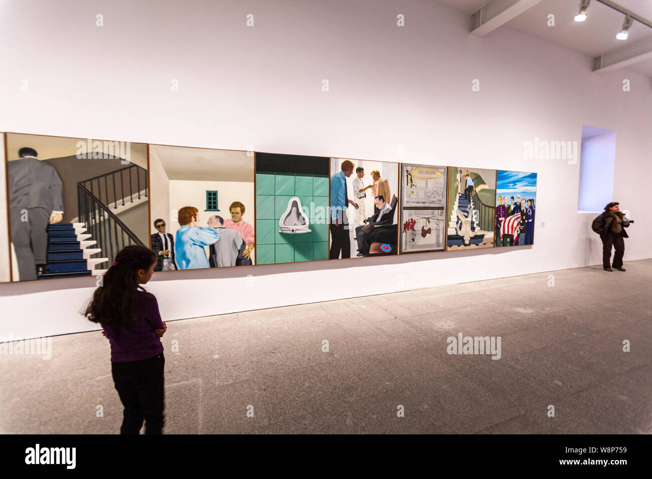 Visitatore ragazza cerca vivi e lascia morire o la tragica fine di Marcel Duchamp. Museo Reina Sofía è della Spagna per il museo nazionale di arte del novecento. Foto Stock