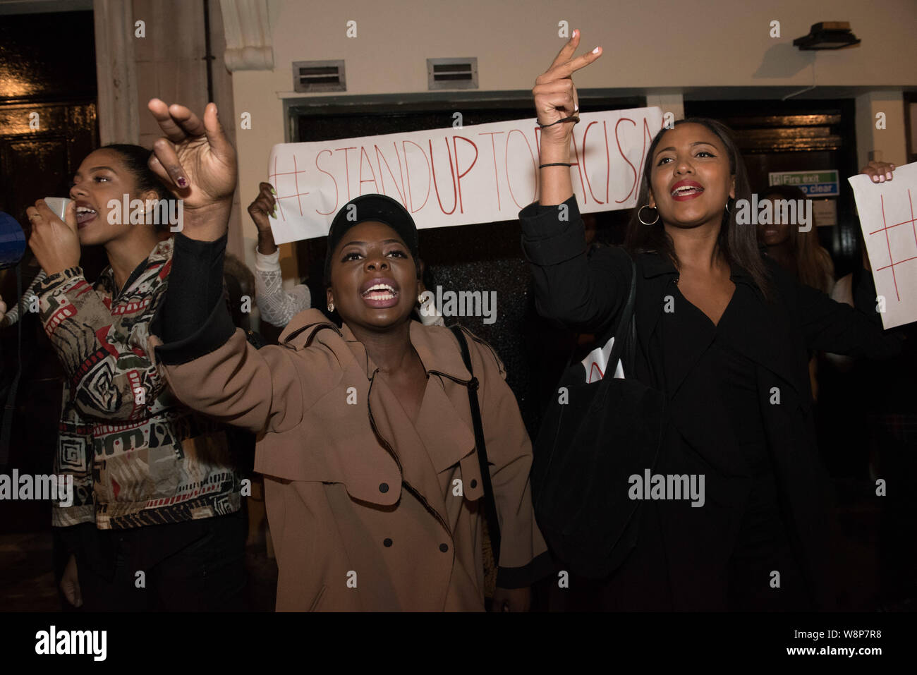 Dstrkt Nightclub, Rupert Street, Londra, Regno Unito. 2° ottobre 2015. Un gruppo di un centinaio di giovani uomini e donne prendono parte a una seconda protesta al di fuori di un Londo Foto Stock