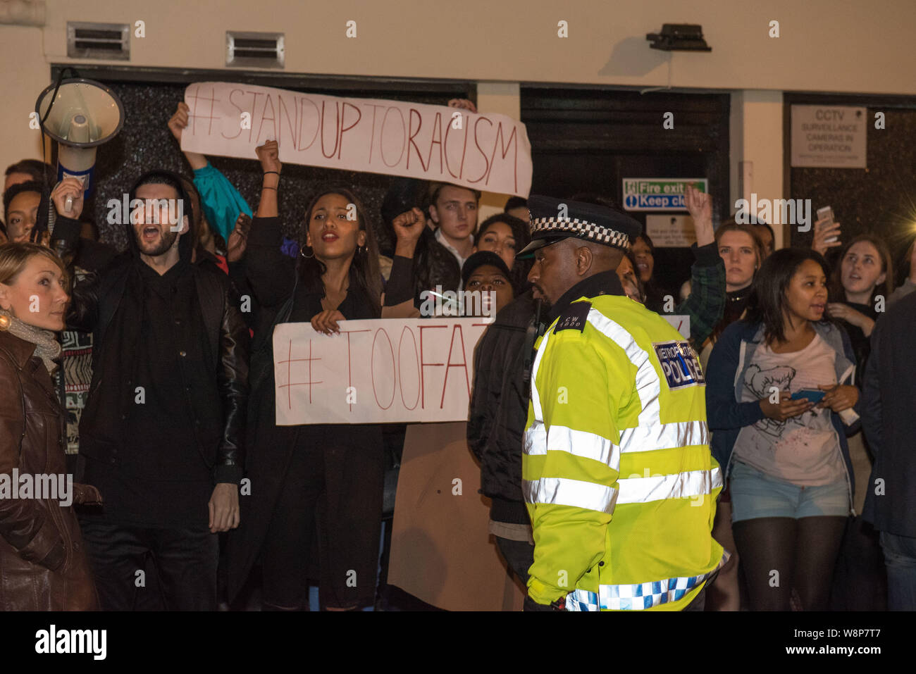 Dstrkt Nightclub, Rupert Street, Londra, Regno Unito. 2° ottobre 2015. Un gruppo di un centinaio di giovani uomini e donne prendono parte a una seconda protesta al di fuori di un Londo Foto Stock