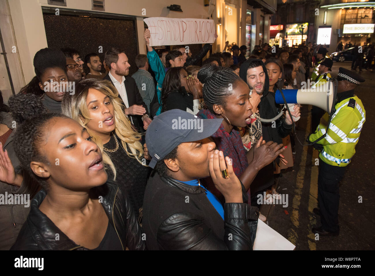 Dstrkt Nightclub, Rupert Street, Londra, Regno Unito. 2° ottobre 2015. Un gruppo di un centinaio di giovani uomini e donne prendono parte a una seconda protesta al di fuori di un Londo Foto Stock