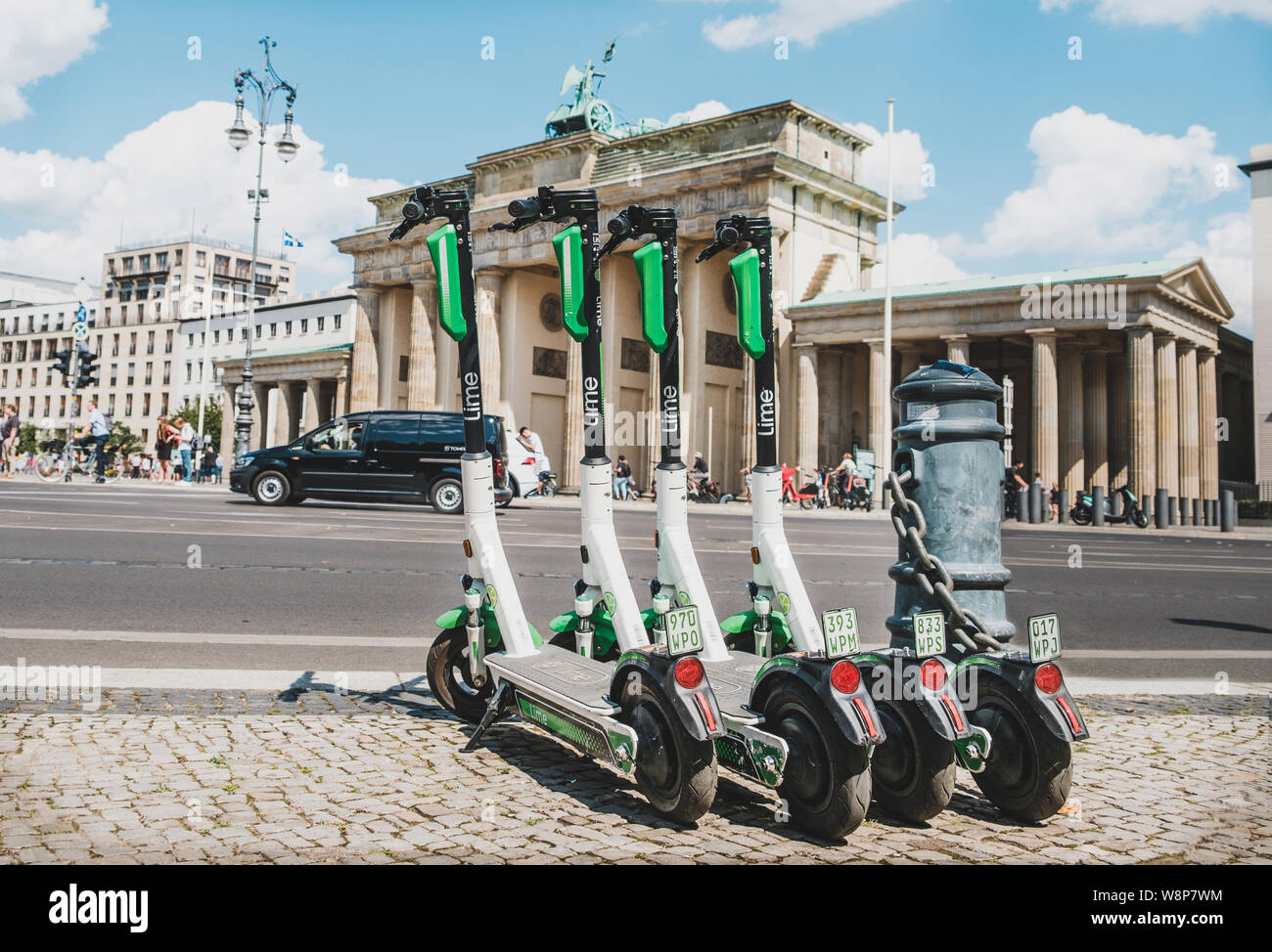 Berlino, Germania - Giugno, 2019: elettrica e scooter , escooter o e-scooter della società calce parcheggiato presso la Porta di Brandeburgo a Berlino Foto Stock